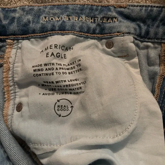 Women’s American Eagle Distressed Light Blue Jeans Size 14 “Mom Straight Leg” - Picture 5 of 6